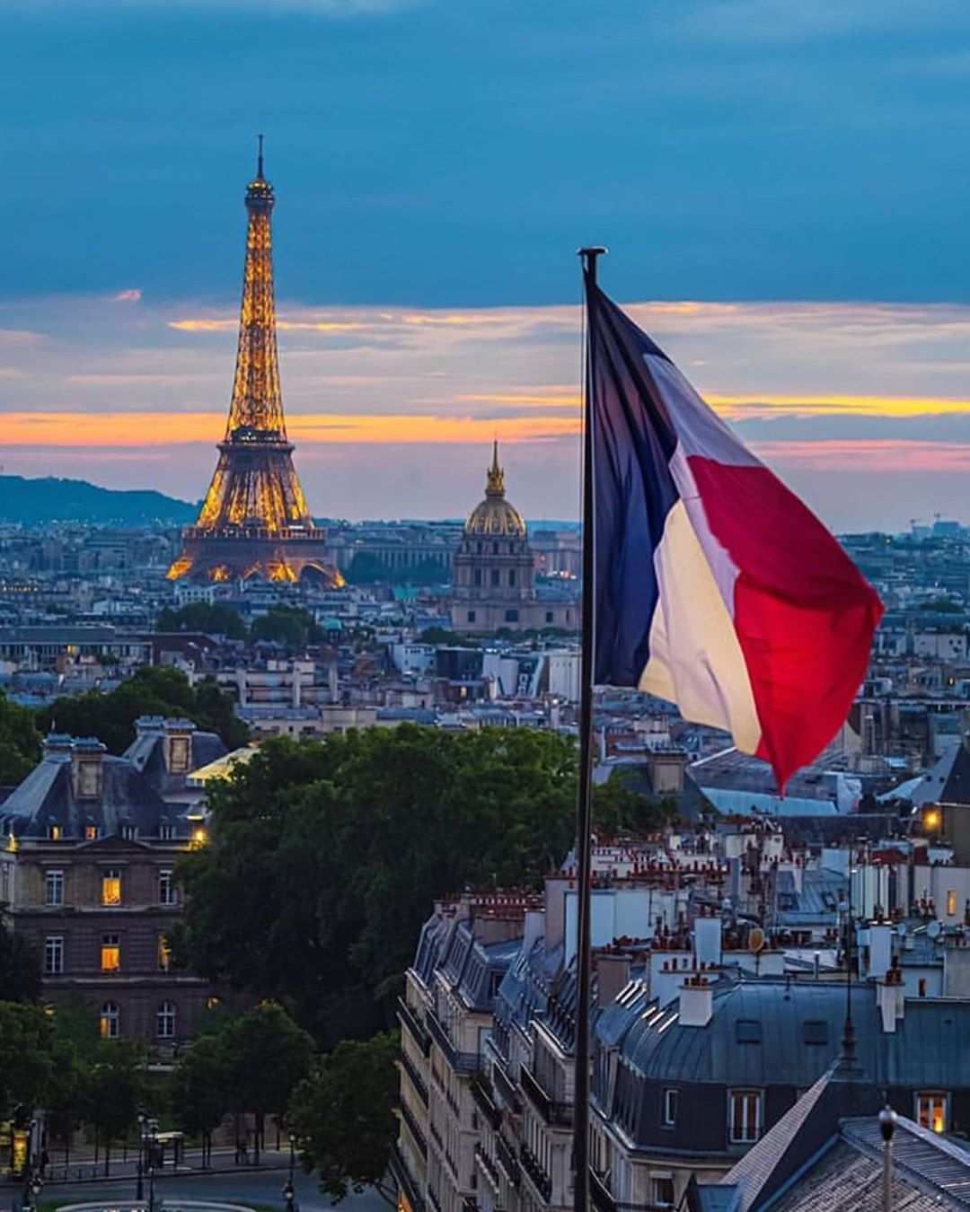 Sunset view of the Eiffel Tower in Paris, symbolizing career and job opportunities in France for English-speaking Indian professionals in 2026.
